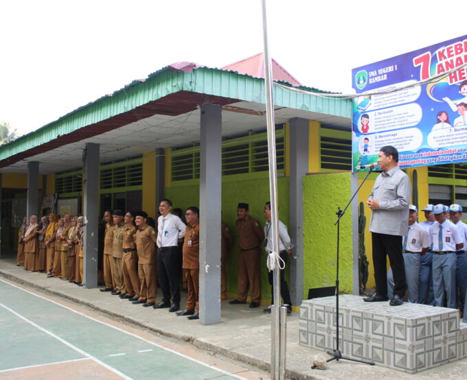 Menginspirasi Sekaligus Menghibur, Cara Unik Dr. H. Achmad, M.Si. Rangkul Generasi Muda di SMA N 1 Rambah